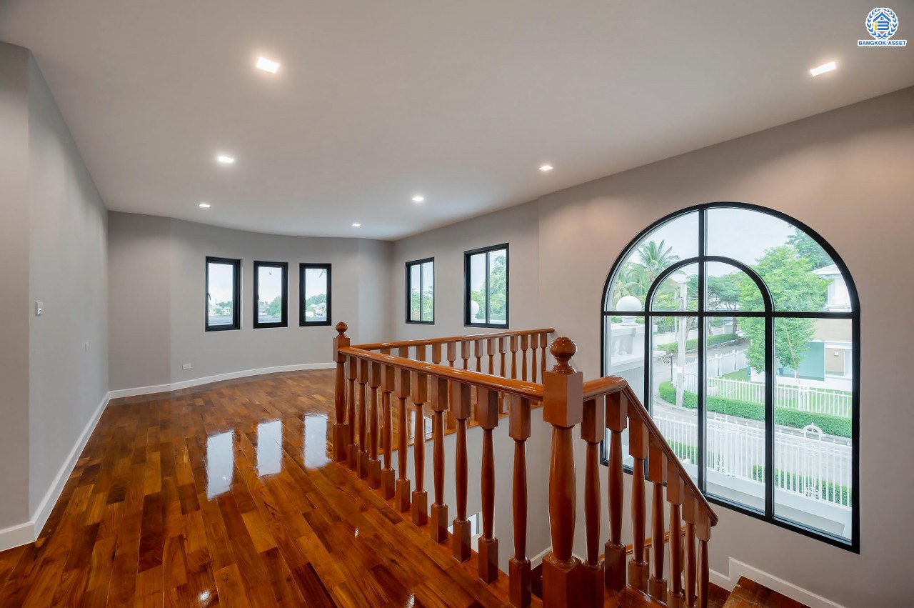 บ้านมือสองตกแต่งใหม่ โครงการ ลดาวัลย์ ปิ่นเกล้า-เพชรเกษม หลังมุม เนื้อที่ 102 ตร.ว. บนพื้นที่ใช้สอย 243.08 ตร.ม. ฟังก์ชัน 4 ห้องนอน 4 ห้องน้ำ 1 ห้องแม่บ้าน จอดรถได้ 2 คัน สภาพแวดล้อมดี ทำเลติดถนนกาญจนาภิเษก เดินทางเข้าสู่เมืองได้สะดวกเชื่อมต่อ ถนนเพชรเกษม ถนนราชพฤกษ์ ถนนกัลปพฤกษ์ ใกล้เดอะมอลล์บางแค ใกล้รถไฟฟ้าสายสีน้ำเงิน "สถานีหลักสอง" และ จุดขึ้นทางด่วน "ศรีรัช"